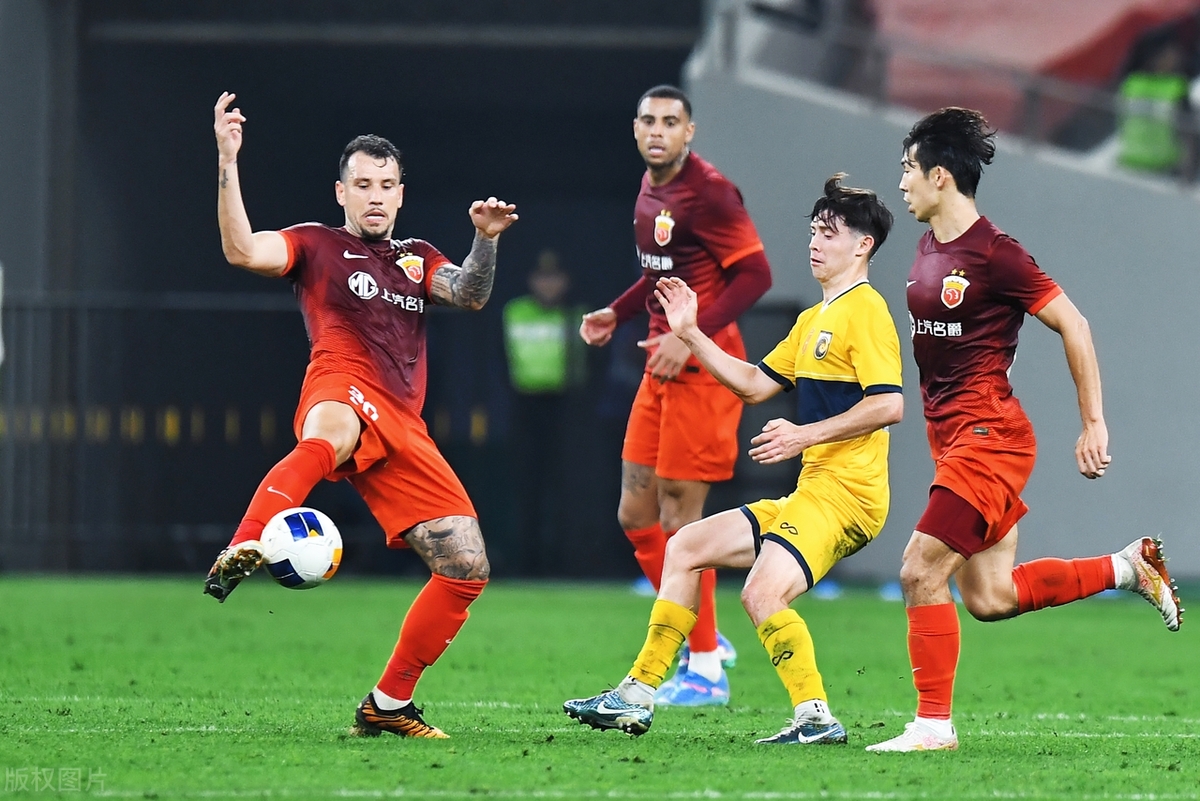 关于国际比赛日新疆广汇备战法国杯；临场应变细节曝光；媒体盛赞；阵容厚度经受考验的信息