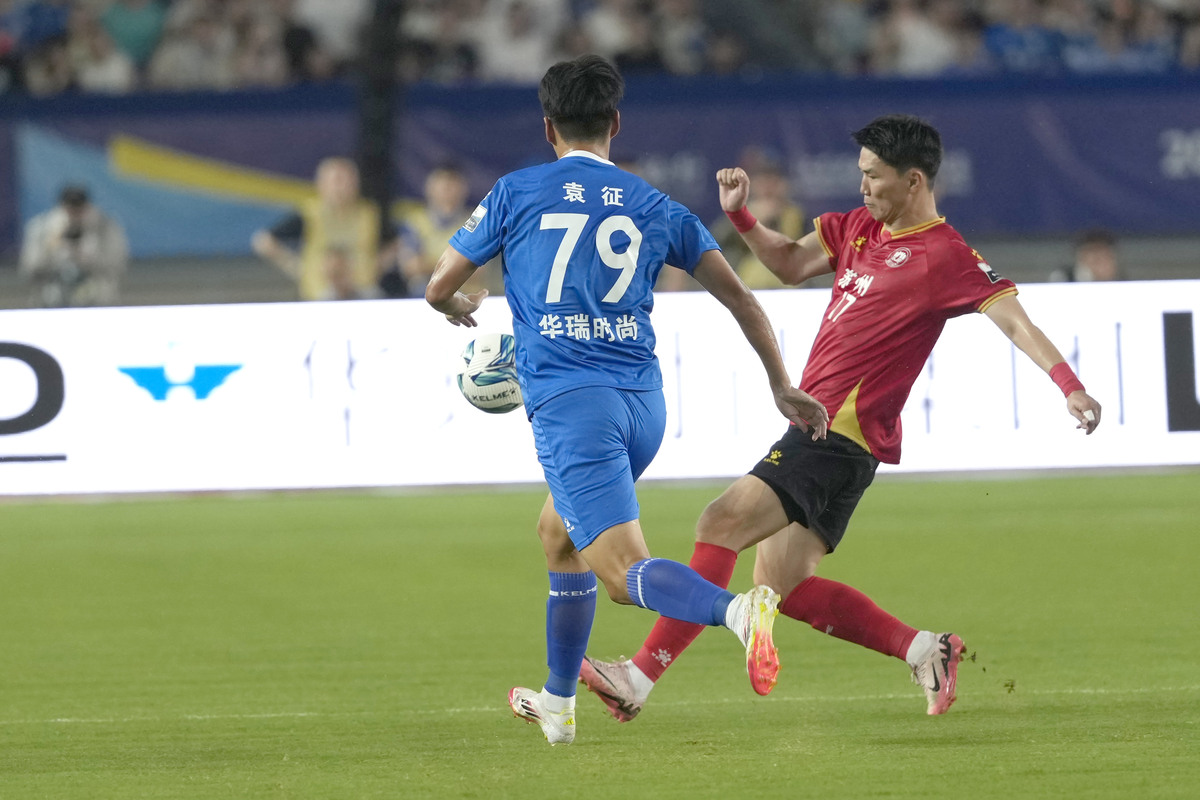 包含转会期荷甲传出新动向，上海久事官宣签约，管理层表态——球迷炸锅，年轻球员得到机会的词条