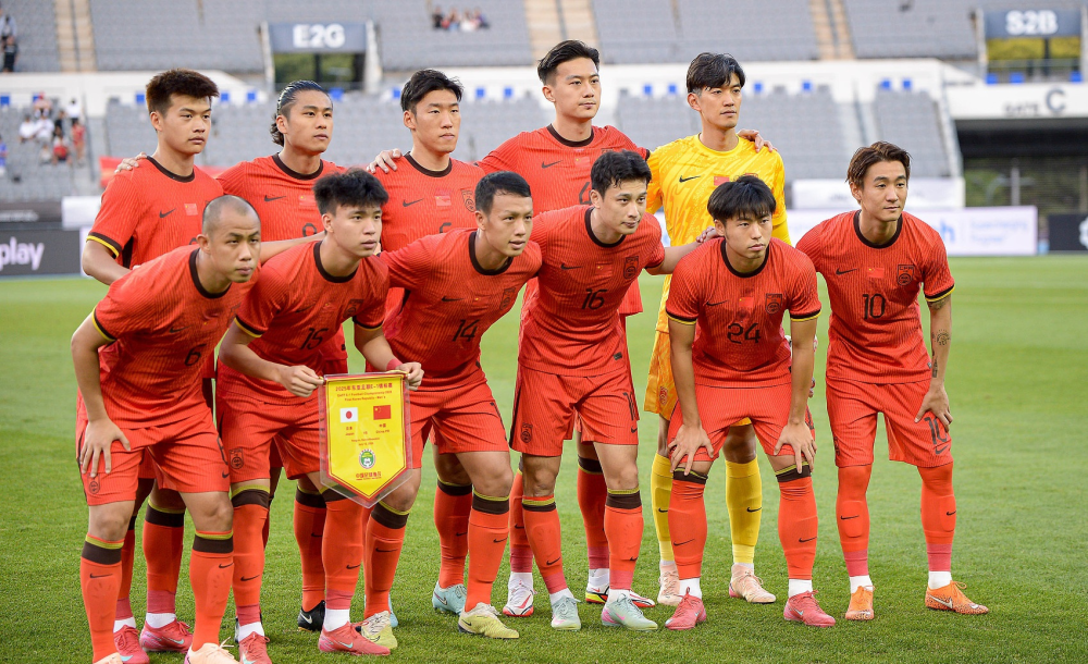 包含转会期荷甲传出新动向，上海久事官宣签约，管理层表态——球迷炸锅，年轻球员得到机会的词条